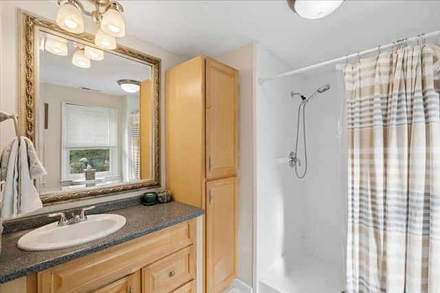 21 Nathaniel Drive, Amherst, NH 03031