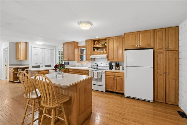 21 Nathaniel Drive, Amherst, NH 03031