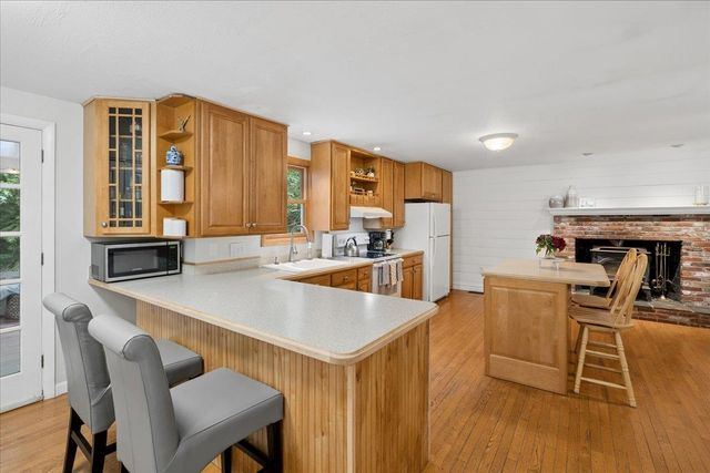 21 Nathaniel Drive, Amherst, NH 03031