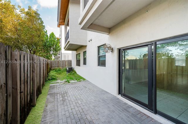 10461 NW 82nd St 10, Doral, FL 33178