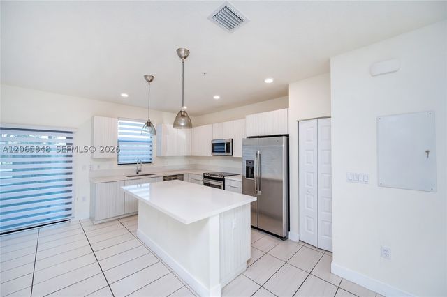 10461 NW 82nd St 10, Doral, FL 33178