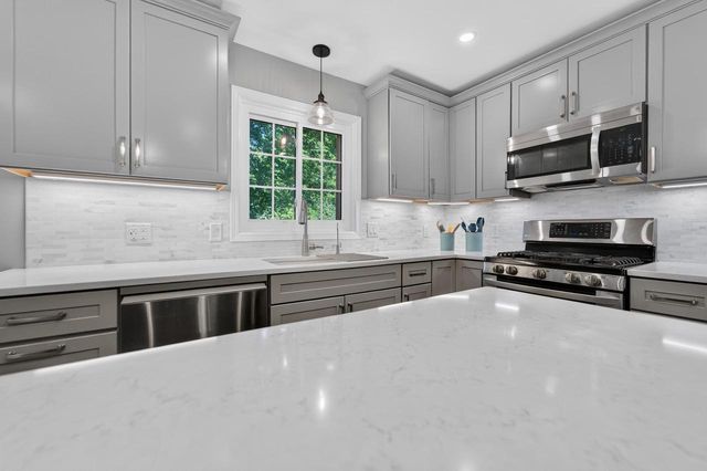 8 Darien Circle, Madison, WI 53717