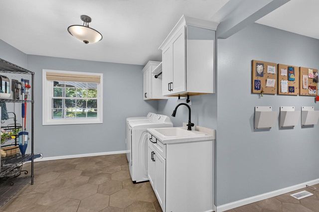 8 Darien Circle, Madison, WI 53717