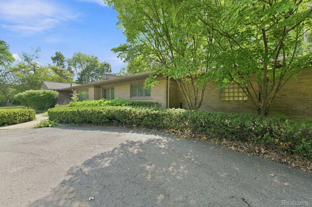 6975 Wing Lake Road, Bloomfield Hills, MI 48301