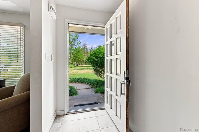 6975 Wing Lake Road, Bloomfield Hills, MI 48301