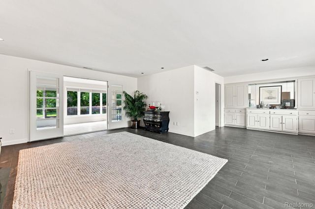 6975 Wing Lake Road, Bloomfield Hills, MI 48301