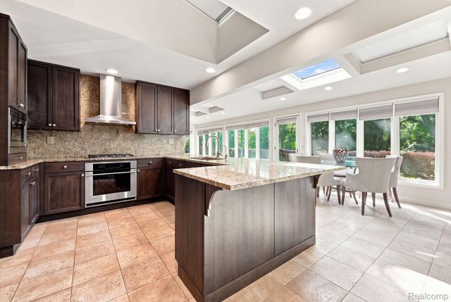 6975 Wing Lake Road, Bloomfield Hills, MI 48301