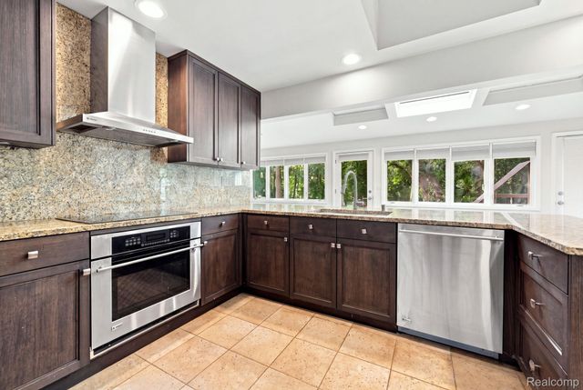 6975 Wing Lake Road, Bloomfield Hills, MI 48301