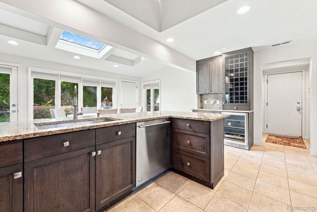 6975 Wing Lake Road, Bloomfield Hills, MI 48301