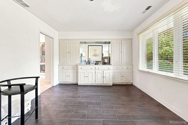 6975 Wing Lake Road, Bloomfield Hills, MI 48301