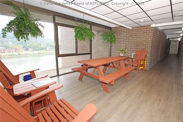 2106 Kanawha Boulevard E 408, Charleston, WV 25311