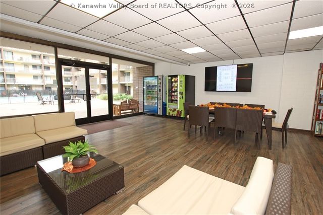 2106 Kanawha Boulevard E 408, Charleston, WV 25311
