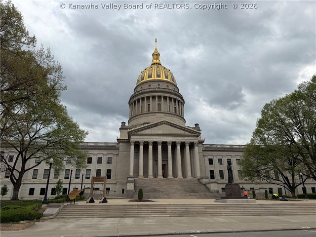 2106 Kanawha Boulevard E 408, Charleston, WV 25311