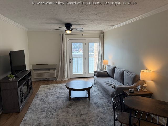 2106 Kanawha Boulevard E 408, Charleston, WV 25311