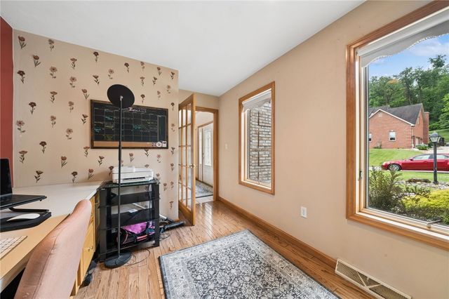 809 Rembrandt Cir, Hempfield Twp, PA 15642