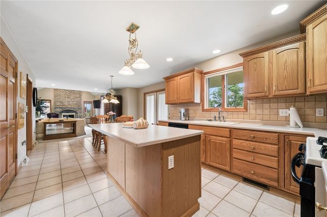 809 Rembrandt Cir, Hempfield Twp, PA 15642