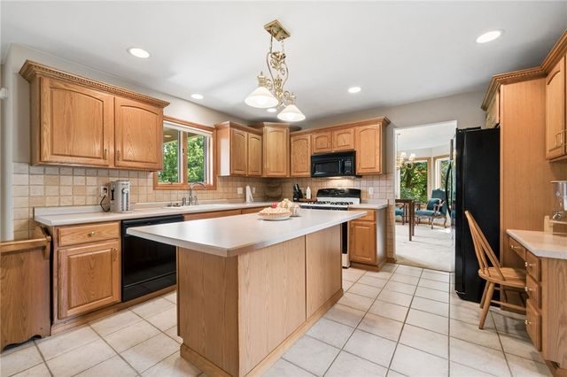 809 Rembrandt Cir, Hempfield Twp, PA 15642