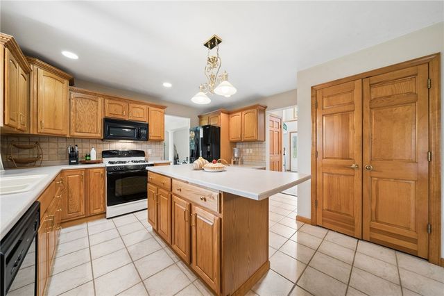 809 Rembrandt Cir, Hempfield Twp, PA 15642