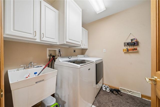 809 Rembrandt Cir, Hempfield Twp, PA 15642