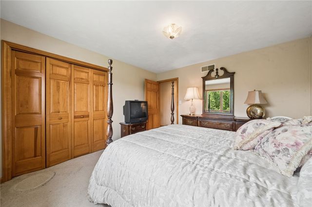 809 Rembrandt Cir, Hempfield Twp, PA 15642