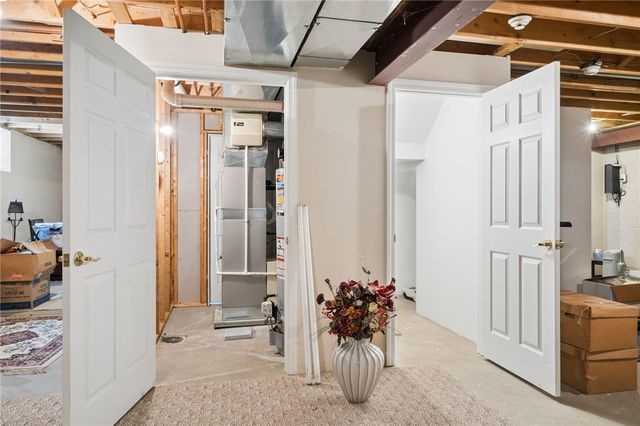 809 Rembrandt Cir, Hempfield Twp, PA 15642