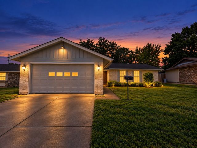 701 Victoria Drive, Euless, TX 76039