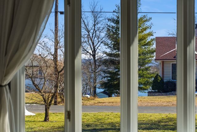 174 Lakeshore Drive S, Blue Eye, MO 65611