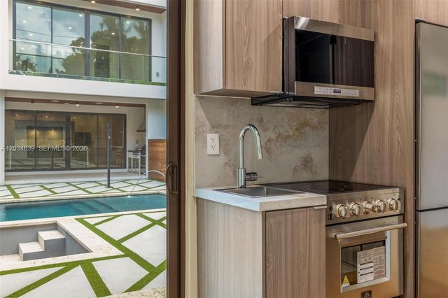 43 NW 42nd St, Miami, FL 33127