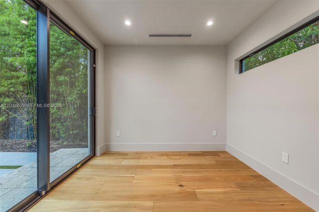 43 NW 42nd St, Miami, FL 33127