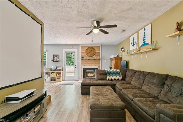940 Lowry PL, Newport News, VA 23608