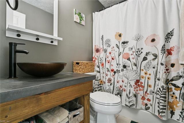 940 Lowry PL, Newport News, VA 23608