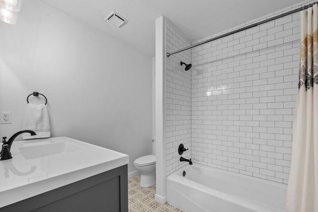 6667 Kingsview Lane N, Maple Grove, MN 55311