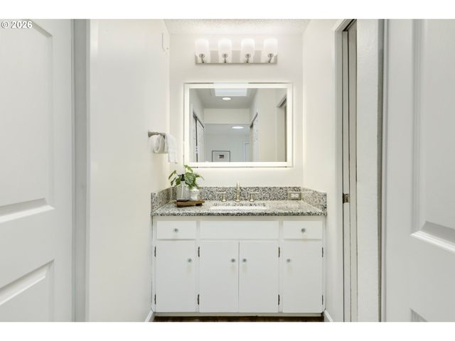15710 Sw GREENS Way, Portland, OR 97224