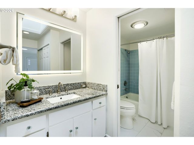 15710 Sw GREENS Way, Portland, OR 97224