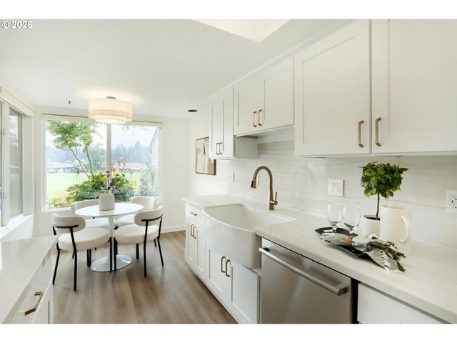 15710 Sw GREENS Way, Portland, OR 97224
