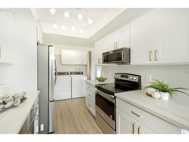 15710 Sw GREENS Way, Portland, OR 97224