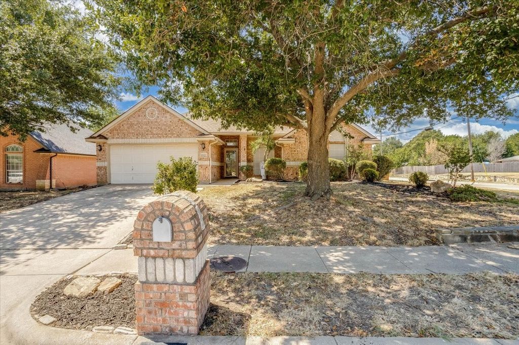 1025 Jessica Drive, Burleson, TX 76028 — exterior