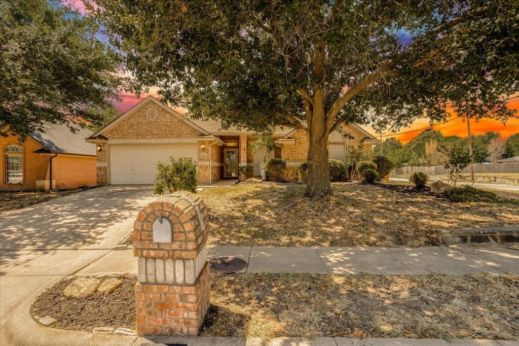 1025 Jessica Drive, Burleson, TX 76028 — photo 2