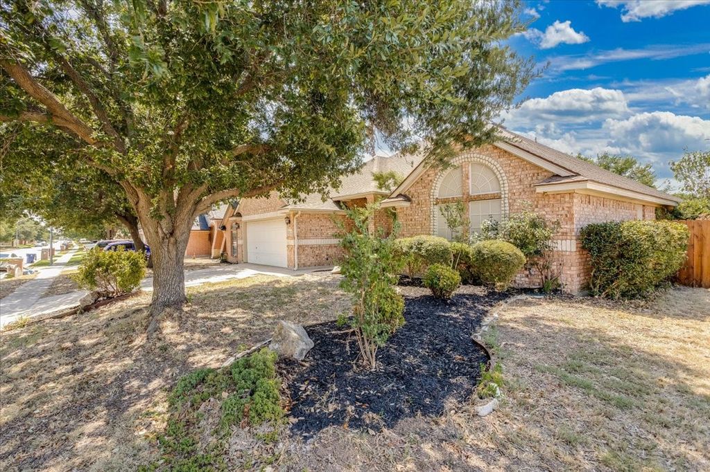 1025 Jessica Drive, Burleson, TX 76028 — photo 3