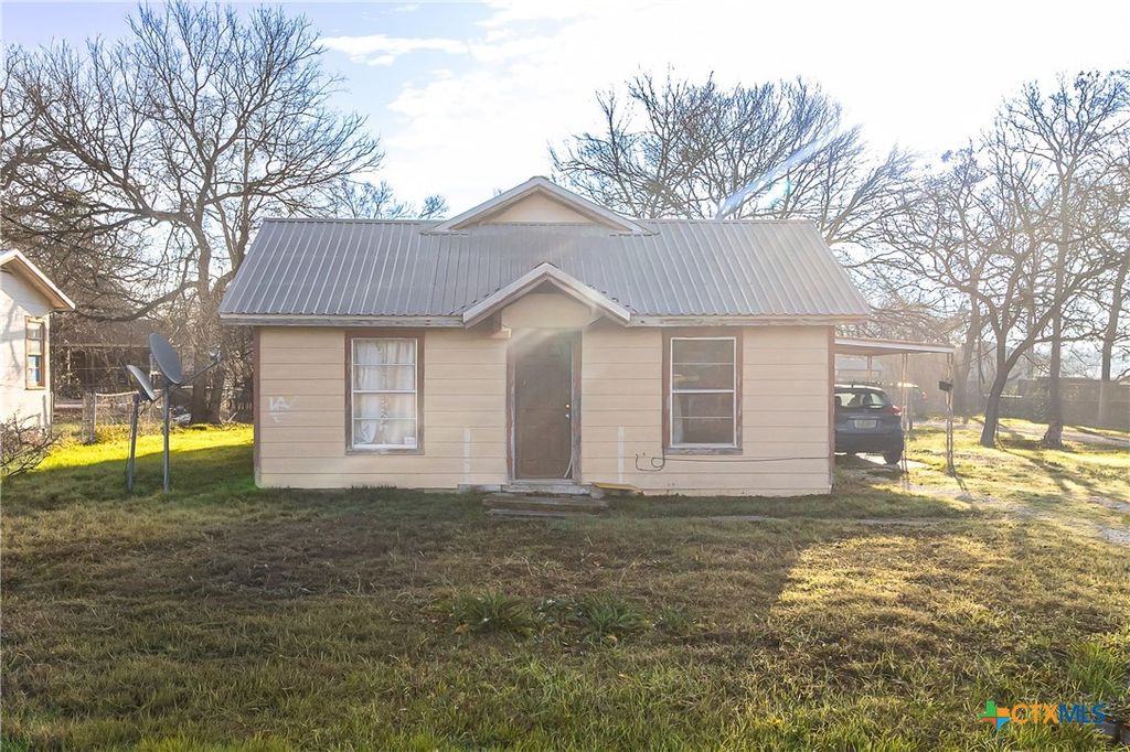 201 N Kings Trail, Little River Academy, TX 76554