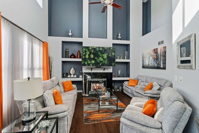 737 W St Johns Place, Addison, IL 60101