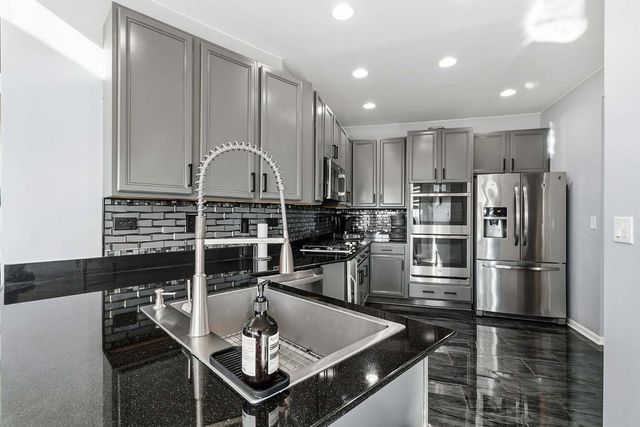 737 W St Johns Place, Addison, IL 60101