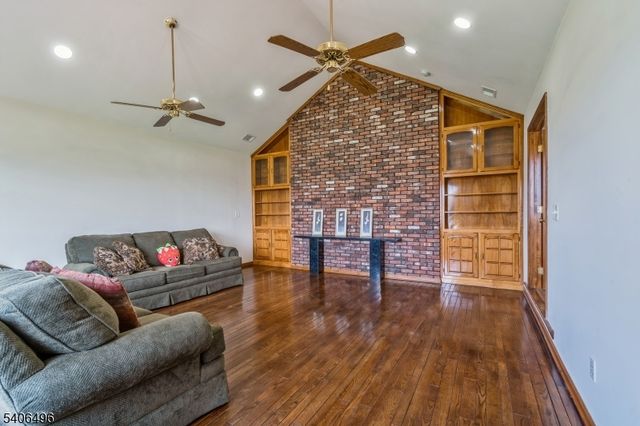 30 Claridge Ln, Raritan Twp., NJ 08822