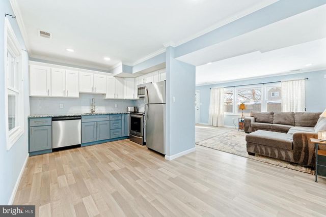 2 NORMAN AVE, Levittown, PA 19055