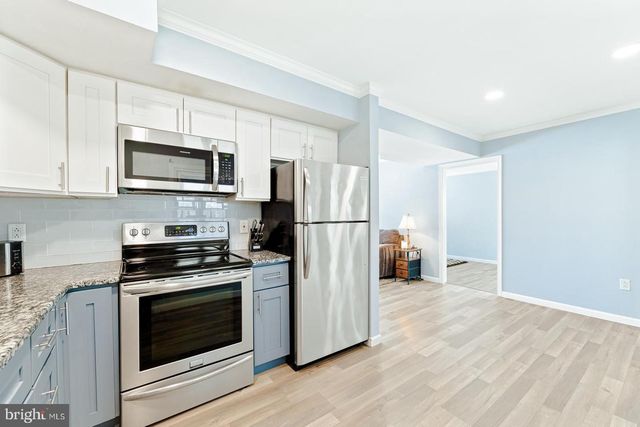 2 NORMAN AVE, Levittown, PA 19055