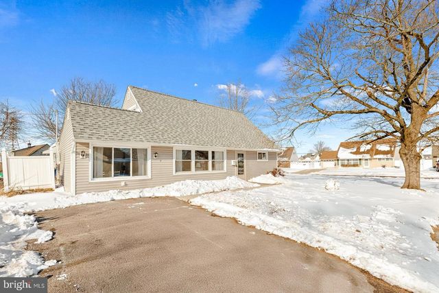 2 NORMAN AVE, Levittown, PA 19055