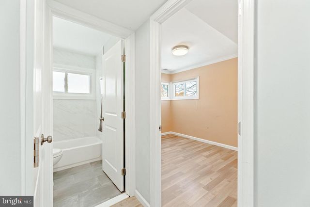 2 NORMAN AVE, Levittown, PA 19055