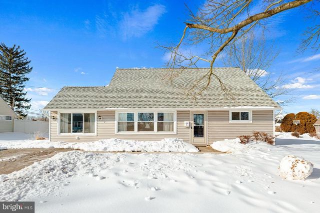 2 NORMAN AVE, Levittown, PA 19055