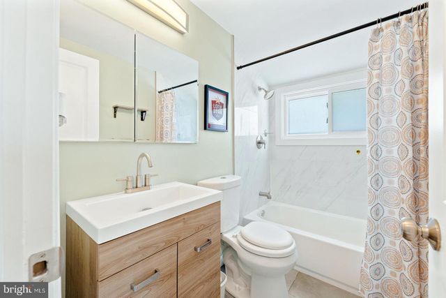 2 NORMAN AVE, Levittown, PA 19055