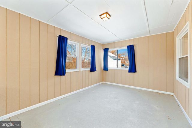 2 NORMAN AVE, Levittown, PA 19055